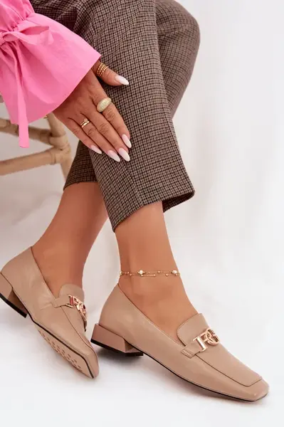 Kožené dámske mokasíny s ozdobným detailom