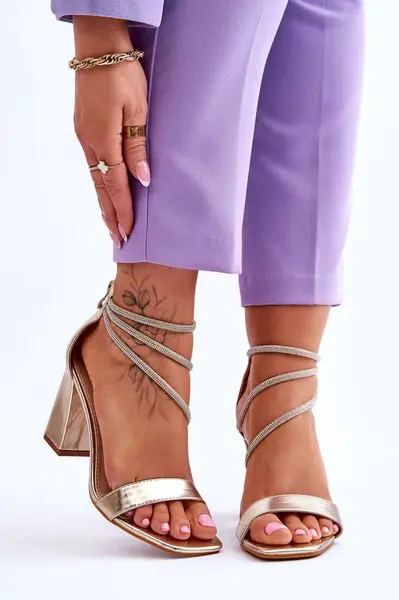 Elegantné sandále na podpätku so zirkónmi