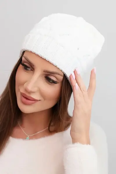 Dámská zimní čepice s krajkovým vzorem K427 bílá