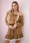 Dress with shoulders and lace camel