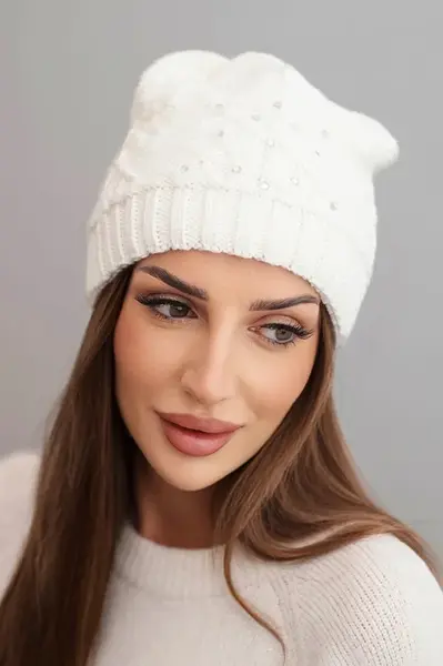 Dámska zimná čiapka s perlami K470 ecru