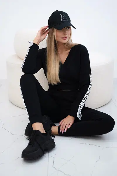 Sada s ozdobnými pruhy černé barvy