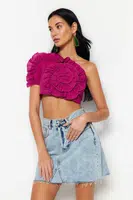 Trendyol Fuchsiová Crop Tkaná Volánová Blůza na Jedno Rameno ze 100% Bavlny