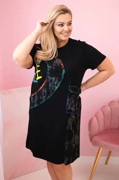 Kesi Włoski Dámské bavlněné šaty Plus Size s barevným potiskem a kapsou černý