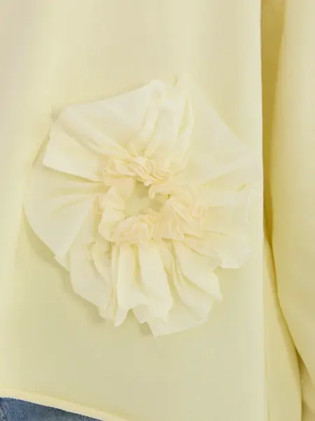 Světle žlutá halenka s ozdobou