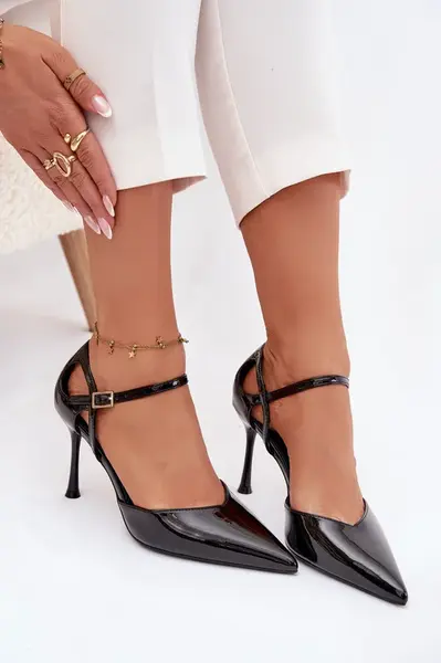 Černé lakované lodičky s řemínkem Tarilin