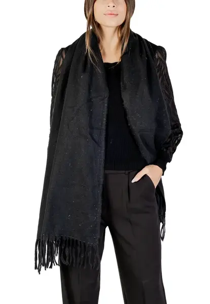 Černá šála s třásněmi