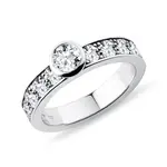 Luxusní diamantový prsten bezel v bílém zlatě KLENOTA