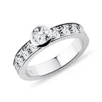 Luxusní diamantový prsten bezel v bílém zlatě KLENOTA