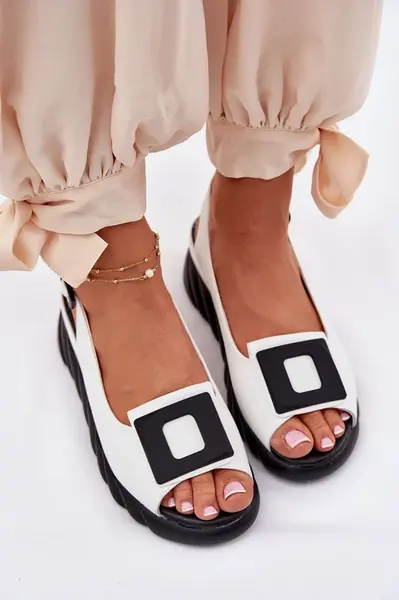 Kožené dámské sandály na klínu s ozdobou Artiker