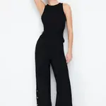 Trendyol černý overal s širokými nohavicemi, maxi, s páskem a detaily na patentky