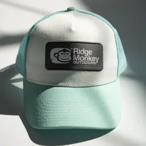 Ridgemonkey outdoors šiltovka stack logo badge trucker cap sur