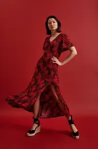 Dámské šaty s výstřihem do v a tropickým potiskem MOODO - červená