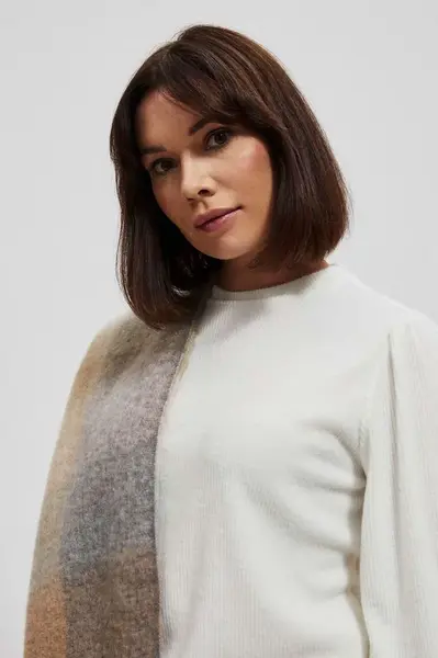 Marisse A warm scarf with a delicate pattern