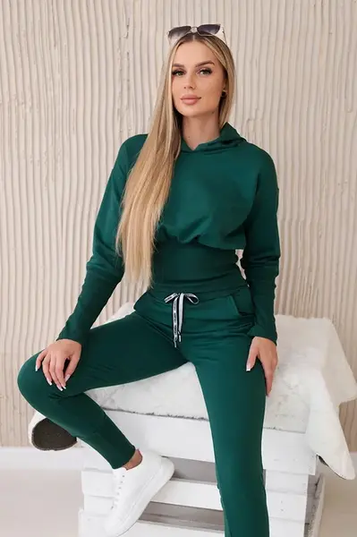 Set with wide cuffs in green color