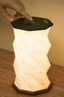 Bezdrátová LED lampa Gingko Design Twist Hexagon 12,1 x 12,1 x 18 cm hnědá barva