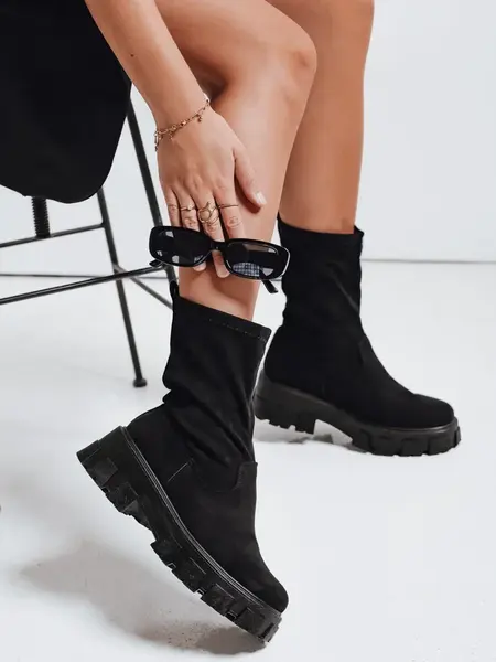 Dámské černé kotníkové kozačky na platformě