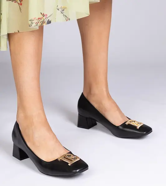Gemre Black low-heeled pumps with gold embellishment Kessadi