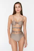 Trendyol nork vystrihol detailné plavky