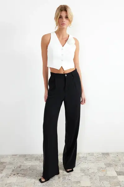 Trendyol krémová přiléhavá tkaná vesta s růžovými detaily