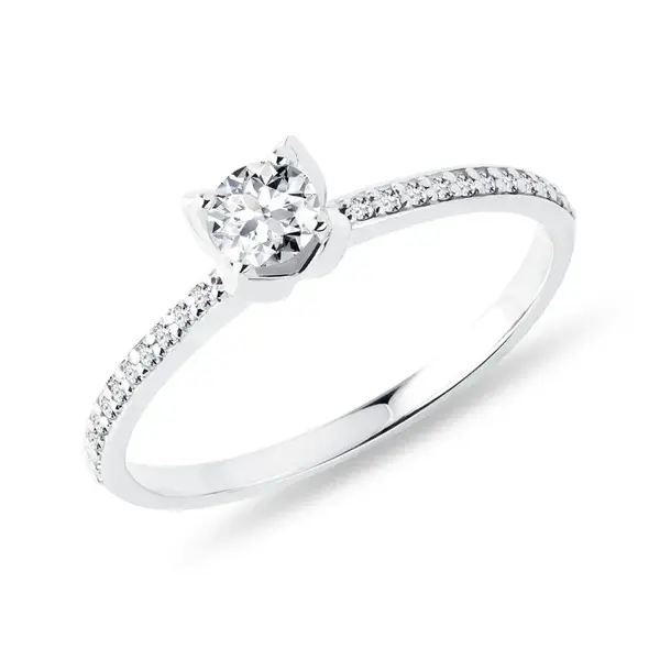 Briliantový zásnubní prstýnek v bílém zlatě KLENOTA