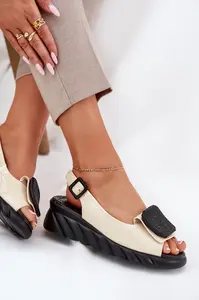 Kožené Lakované Dámské Sandály Na Klínu s Ozdobou Artiker Béžové