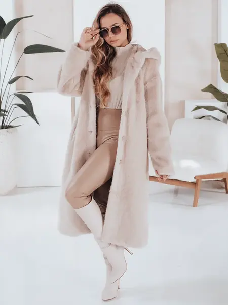 Płaszcz damski futerkowy HELLOCHIC długi beżowy Dstreet