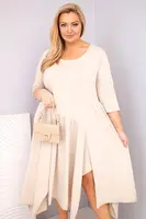 Béžové plus size šaty s asymetrickým lemom
