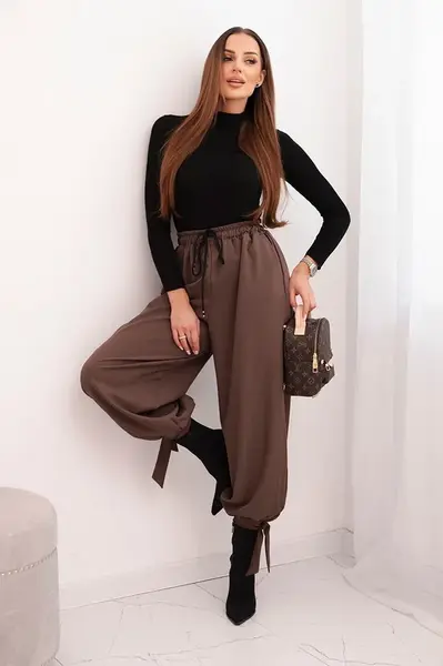 Kesi Włoski Dámske nohavice so širokým strihom a viazaním dole mocca