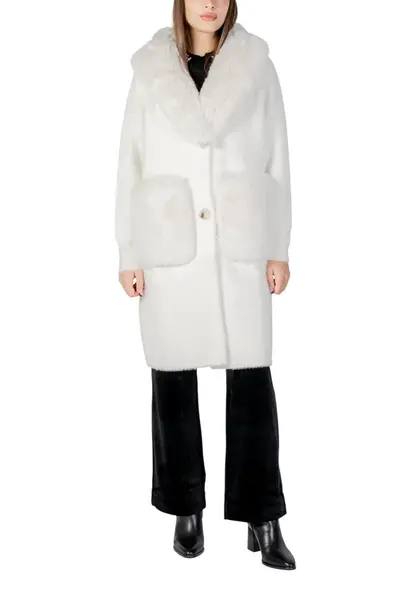 Bílý zimní kabát s kapucí