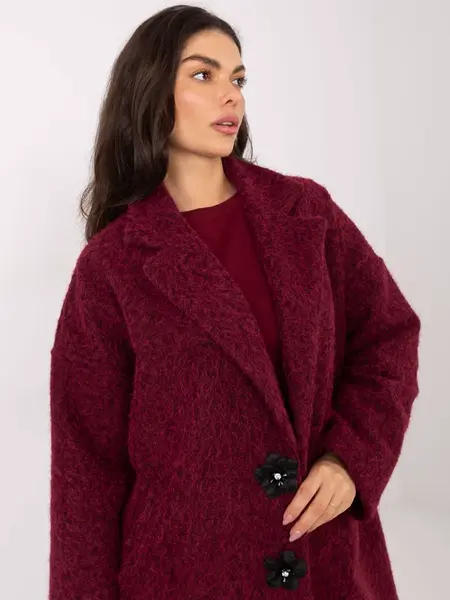 Bordový kabát s ozdobnými knoflíky