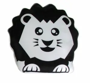 Černobílý polštářek lev