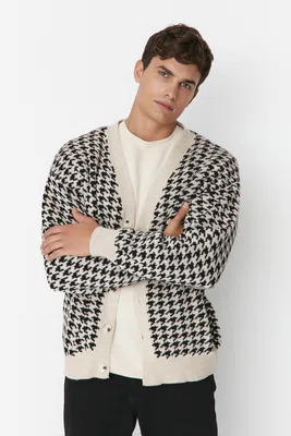 Trendyol béžový pánský oversized V-Neck Crowbarn svetr.