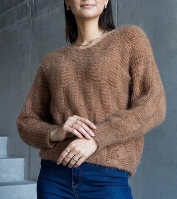 Gemre Dark beige sweater with Neveri neckline