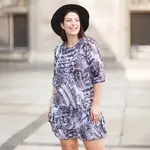 Dámske fialové šaty s embosovaním