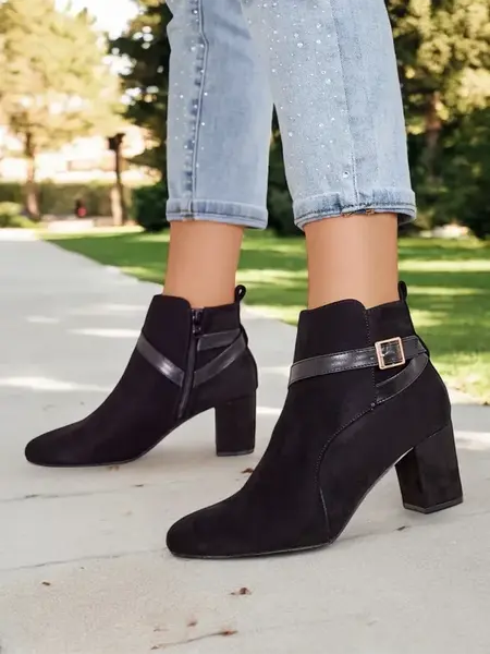 Resti Women's boots on a post Eloron