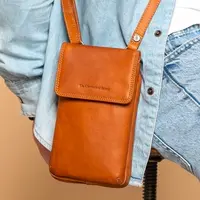 Dámska kožená crossbody kabelka na doklady The Chesterfield Brand Langly - koňak