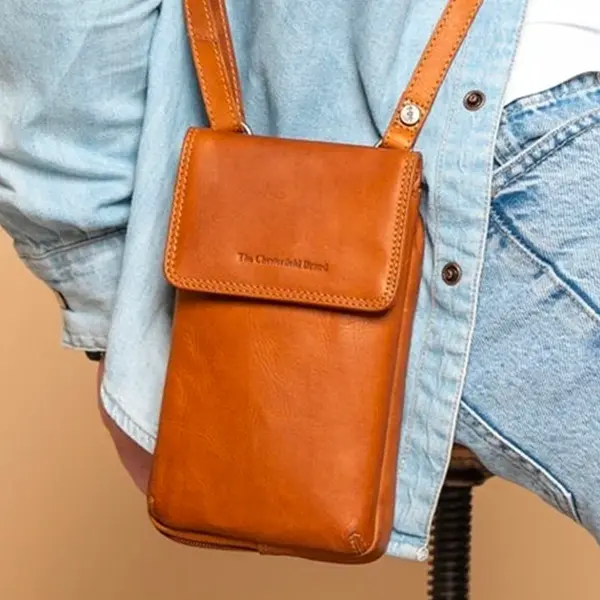Dámska kožená crossbody kabelka na doklady The Chesterfield Brand Langly - koňak