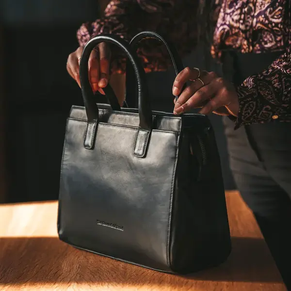 Dámská kožená kabelka na notebook The Chesterfield Brand Rivera - černá