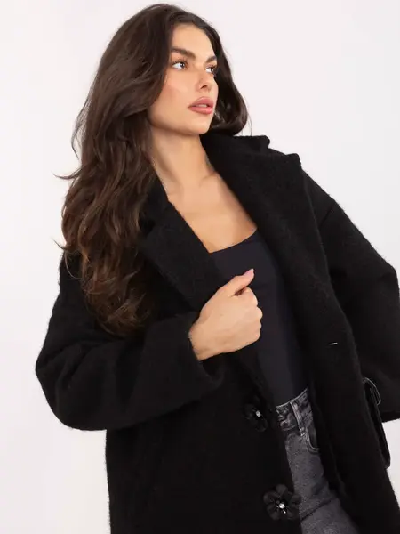 Černý kabát s velkými knoflíčky