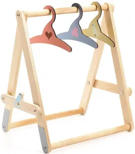 Věšák s ramínky pro panenku
