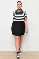 Trendyol Curve Černá Rovná Krátká Sukně Finike Tkaná Sukně Plus Size