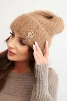 Kesi Dámská zimní čepice z huňaté příze a s elegantním knoflíkem camelová
