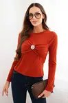 Kesi Włoski Dámska blúzka z viskózy priliehavá s drapovaním a brošňou ruda