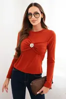 Kesi Włoski Dámska blúzka z viskózy priliehavá s drapovaním a brošňou ruda