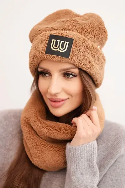 Polski Dámská polarová souprava čepice a nákrčník s ozdobnou nášivkou camelový