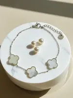 Náramek Callisto Nero s květinovým motivem