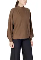 Hnědý svetr s dlouhými rukávy