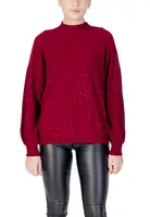 Červený svetr s dlouhými rukávy