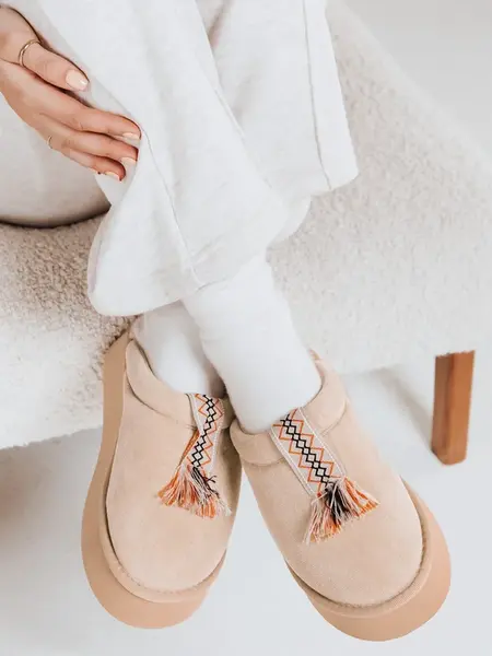 Dámské pantofle s ozdobnými třásněmi